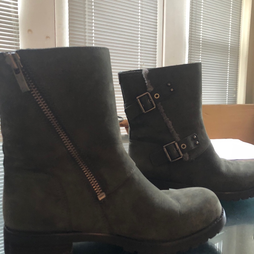 Ugg boots 9.5 barely worn!